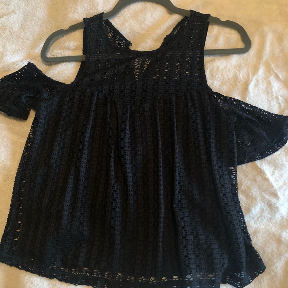 Top with black sleeves chic details